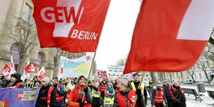 Demonstranten mit großen Fahnen.