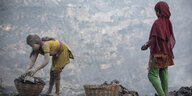 Zwei Mädchen im giftigen Rauch der Kohleflöze von Jharia