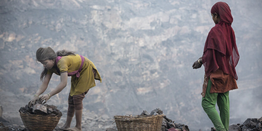 Zwei Mädchen im giftigen Rauch der Kohleflöze von Jharia