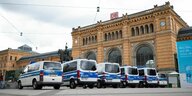 Polizeiwagen vor dem Hauptbahnhof Hannover
