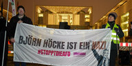 Zwei Demonstranten halten ein Banner hoch auf dem steht: Björn Höcke ist ein Nazi. Sie stehen vor dem Bundeskanzleramt.
