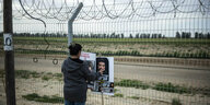Eine Frau nimmt an der Grenze zwischen Israel und Gaza an einem Protest teil, der von den Familien der israelischen Geiseln, die von der Hamas festgehalten werden, organisiert wurde