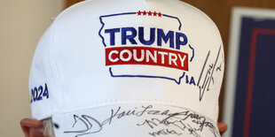 Auf einer weißen Basecap stehen die Worte "Trump Country"