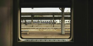 Blick aus dem Zugfenster auf den Bahnhof von Bukarest