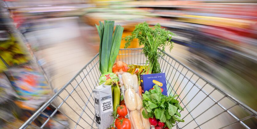 Einkaufswagen mit Lebensmitteln