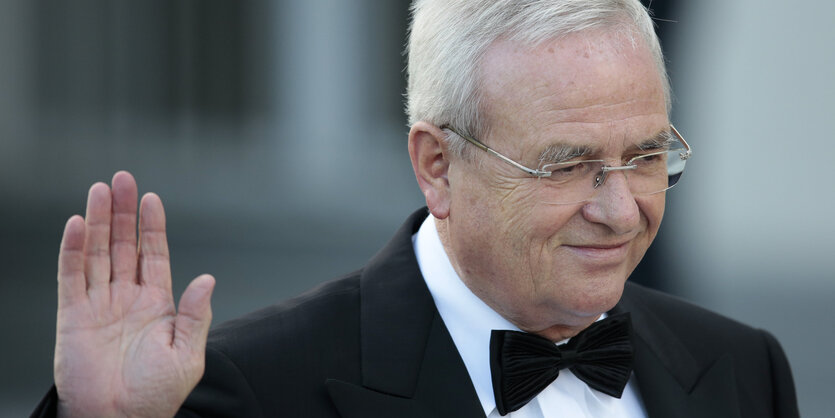 Martin Winterkorn mit erhobener Hand.