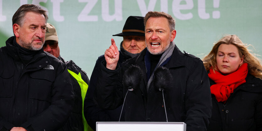 Linder auf dem Podium bei der Bauerndemo mit erhobenem Zeigefinger und verzerrtem Gesicht