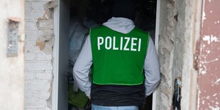 Polizist bei einer Durchsuchung