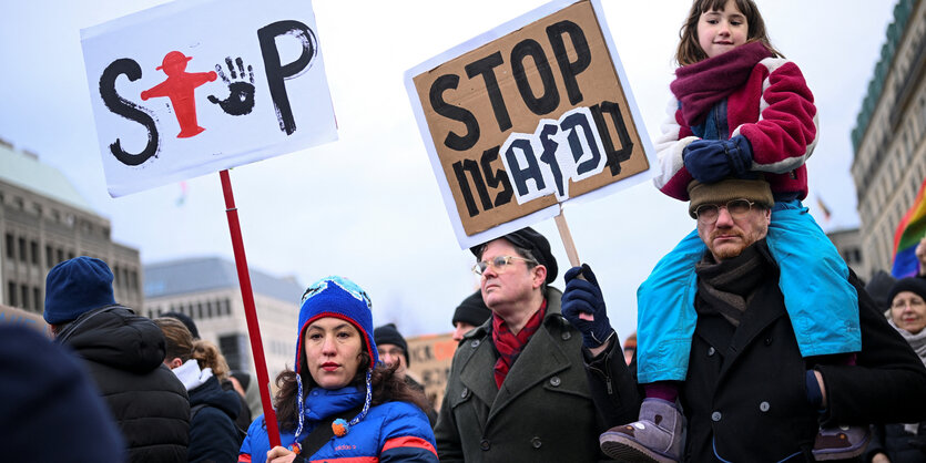 Menschen protestieren gegen die AfD.