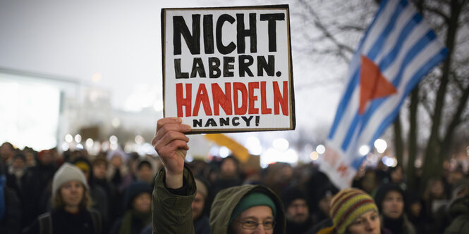 Demonstrant mit Schild: "Nicht labern. Handeln Nancy!"