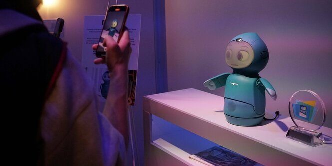 Der Roboter Moxie wird mit einem Smartphone fotografiert.