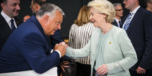 Handshake Orban - von der Leyen