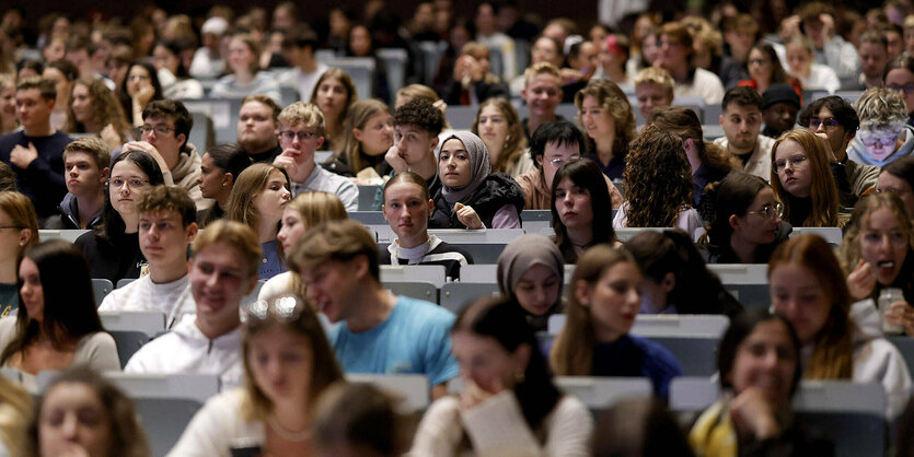 Viele Student:innen in einem vollen Hörsaal