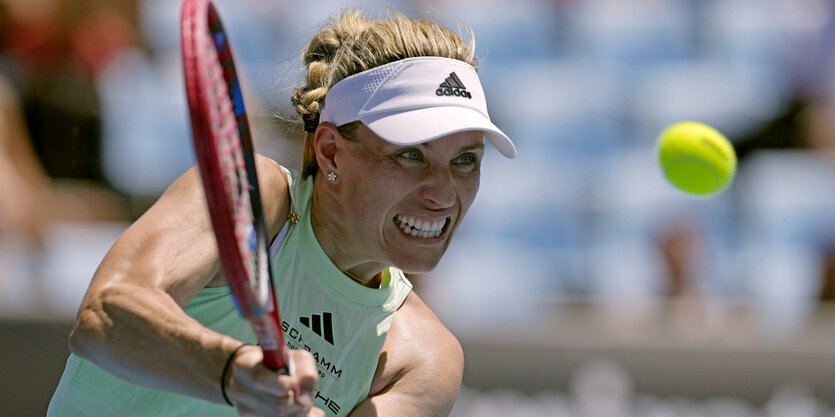 die deutsche Tennisspielerin Kerber beim Rückhand-Schlag