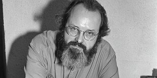 Phill Niblock auf einem schwarzweiß Foto, er trägt einen langen Bart