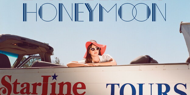 Lana del Rey in einem Cabrio vor blauem Himmel