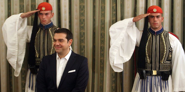 Alexis Tsipras und zwei Wächter
