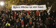 Demonstranten halt ein Schild "Björn Höcke ist ein Nazi"