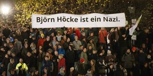 Demonstranten halt ein Schild "Björn Höcke ist ein Nazi"