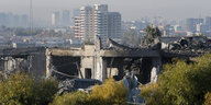 Ein Blick auf ein nach Raketenangriffen beschädigtes Gebäude in Erbil, im Hintergrund ist die Stadt zu sehen