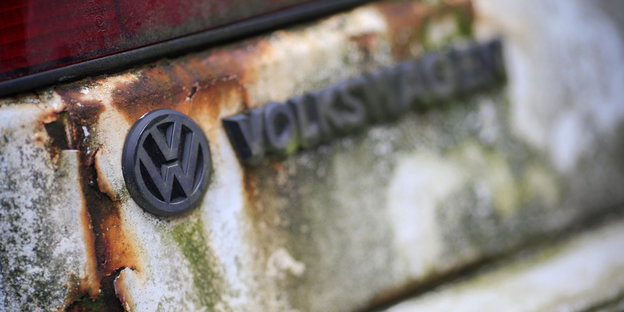 Verwittertes Logo von VW