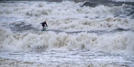 Ein Surfer auf den Wellen
