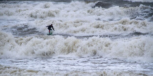 Ein Surfer auf den Wellen