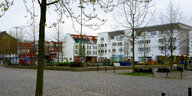 Der Lucie-Flechtmann-Platz in der Bremer Neustadt von Süden aus gesehen.