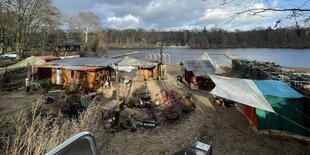 Die Saunalandschaft direkt am Strand Plötzensee, zu sehen sind auch Saunahütten