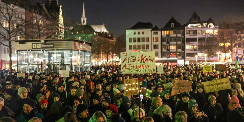 tausende Demonstrant:innen auf einem Platz