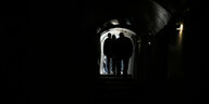 Menschen gehen durch einen Tunnel