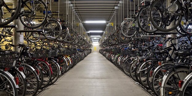 Blick in ein voll beladenes Fahrradparkhaus