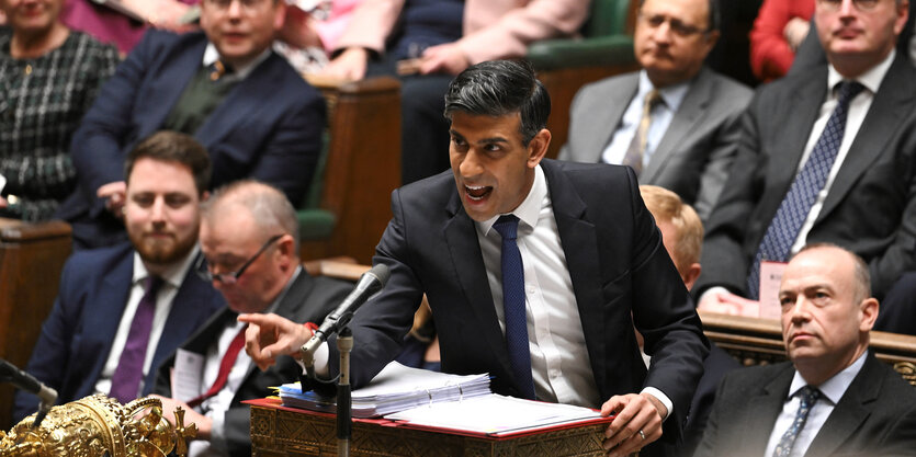 Sunak im Parlament am Rednertisch