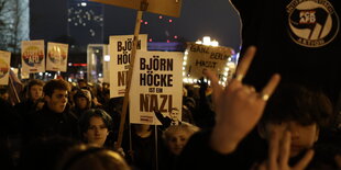 Menschen demonstrieren gegen Rechts vor dem Roten Rathaus in Berlin.