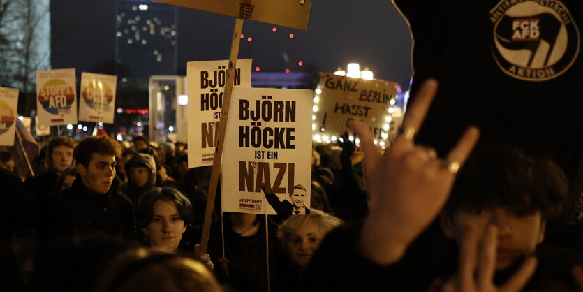 Menschen demonstrieren gegen Rechts vor dem Roten Rathaus in Berlin.