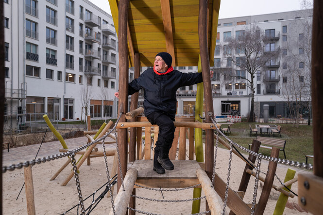 Annet auf dem Spielplatz im Innenhof