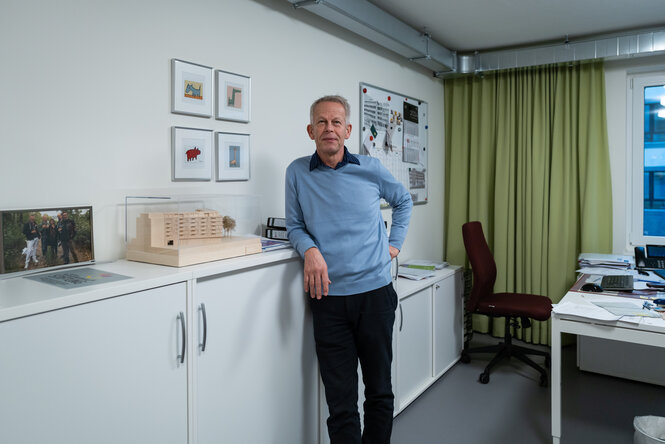 Marcel de Groot von der Schwulenberatung in seinem Büro