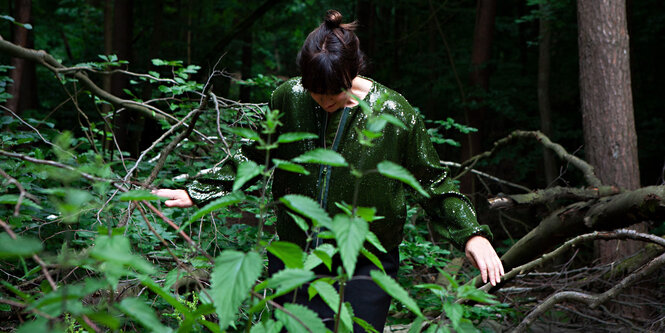 Barbara Morgenstern steht im Wald