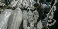 Leichensäcke liegen am Boden an einem Krankenhaus nahe Rafah