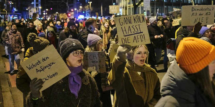 Menschen demonstrieren gegen die AfD, sie halten Schilder in die Höhe