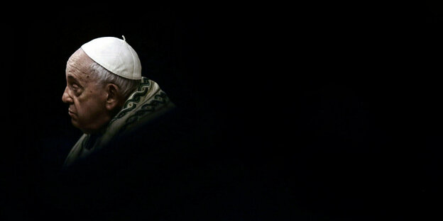 Der Papst im profil vor schwarzem Hintergrund