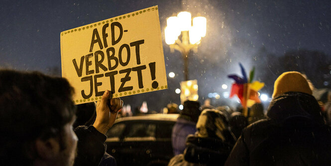 Ein Schild mit der Aufschrift: AfD-Verbot jetzt.