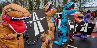 Das Bild zeigt Demonstrierende gegen die A100-Verlängerung