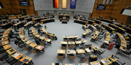 Das Bild zeigt den jenseits der AfD-Fraktion leeren Plenarsaal während der Rede von AfD-Fraktionschefin Kristin Brinker.