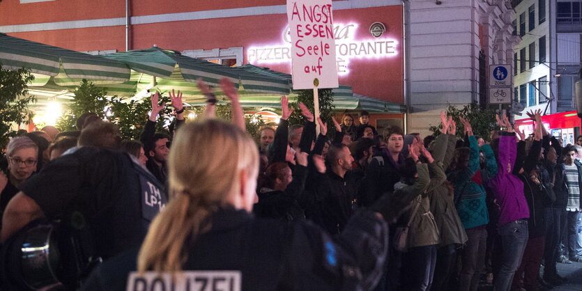 Gegendemonstranten halten ein Schild „Angst essen Seele auf“