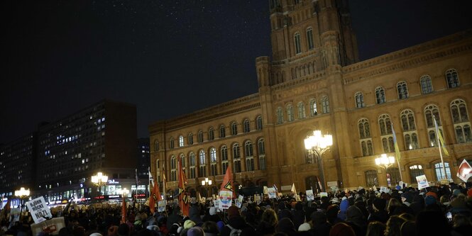 Menschen demonstrieren gegen Rechts vor dem Roten Rathaus