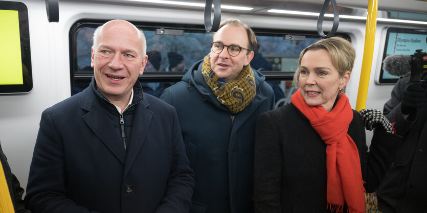 Das Bild zeigt unter anderem den neuen BVG-Chef Henrik Falk