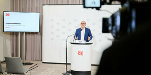 Bahnvorstand Seiler bei der Pressekonferenz