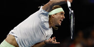Zverev hält den Tennisschläger auf Kopfhöhe