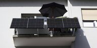 Photovoltaikanlage an einem Balkon